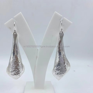 Boucles d'oreilles à breloques plaqué or de style vintage moderne au meilleur prix en argent pur blanc pour femmes. pour les mariages, les fêtes ou les cadeaux - Product Image 2