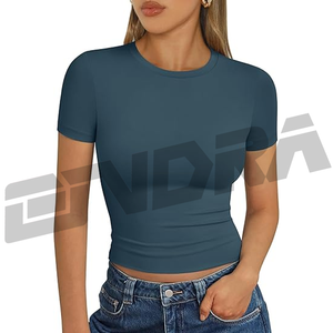 Camiseta de manga corta para mujer con diseño calado, transpirable, de algodón, ajustada, informal, a la moda, para uso diario en verano. - Product Image 1