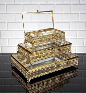 Boîte traditionnelle plaquée argent avec des motifs floraux gravés complexes et un fermoir simple, à prix de gros. - Product Image 2