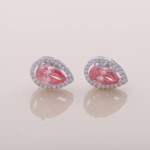 Boucles d'oreilles clous en or jaune, blanc et rose 14 carats avec diamant de laboratoire fantaisie taille poire 1,5 carat, design halo, plaqué rhodium, certifié IGI - Product Image 3
