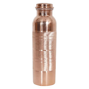 Botella de agua de cobre para yoga Ayurvédico con diseño grabado Compatibilidad de bebida directa para hervir agua Beneficios para la salud - Product Image 1