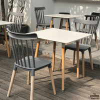 Chaise de salle à manger design nordique moderne en forme de coquille, avec pieds en bois de hêtre massif et assise en PP, mobilier de maison en plastique
