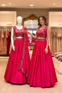 Lehenga Choli de diseñador elegante con hilo intrincado y trabajo de secuencia perfecto para bodas festivas y ocasiones especiales - Product Image 4