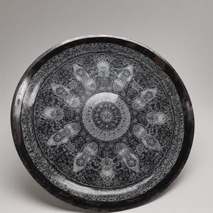 Assiette de présentation en résine de dentelle dorée avec bordure ornée et motifs floraux dorés pour des présentoirs de table de mariage sophistiqués - Product Image 4