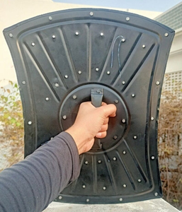 Escudo Romano Funcional CH para Disfraz de Troya, Metal Antiguo Pintado con Grabado, Calibre 18 - Product Image 3