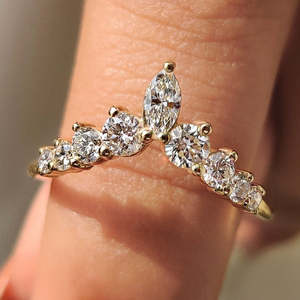 Bague de mariage incurvée à sept pierres, élégante, avec diamants, pour mariées et mariés - Product Image 1