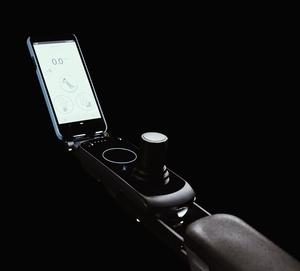 Fauteuil roulant motorisé pour monter les escaliers avec chenilles auto-stabilisantes et design ergonomique confortable pour les personnes âgées et les patients en réadaptation - Product Image 3