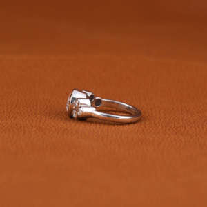 Anillo de compromiso de diamante de laboratorio de corte redondo de tres piedras personalizado 18 quilates chapado en oro sólido lujoso regalo de aniversario certificado IGI - Product Image 3