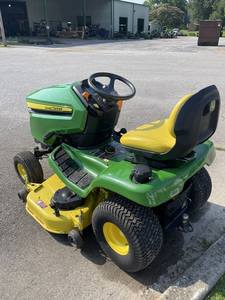 Tracteur de pelouse Johnn Deere X350 d'occasion à vendre de qualité industrielle Moteur 2 temps 125cc Puissance 1600W Tension 24V - Product Image 4