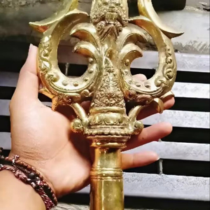 Trishul en laiton pur artisanal, sculpture religieuse, plaqué or poli, œuvre d'art métallique haut de gamme, décoration intérieure - Product Image 1