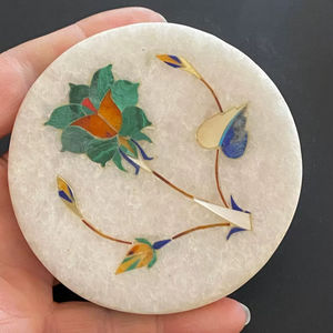 Sous-verres en marbre incrusté, pierre de malachite, lapis-lazuli, base en marbre blanc, ensemble rond vintage de luxe - Product Image 1