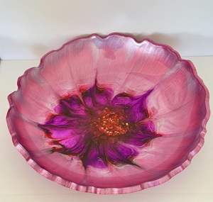 Bol de service en résine unique conçu pour le service de salade de présentation de fruits ou comme pièce maîtresse pour la table à manger ou à café - Product Image 1