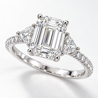 5,09 Karat D-Farbiger Smaragdschliff Labor-Gezüchteter Diamant Dreisteiniger Ring mit Trillion-Seitensteinen 14K 18K Gold