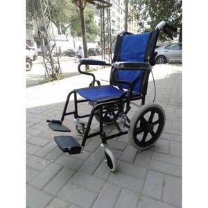 Fauteuil roulant manuel durable avec accoudoirs rembourrés, repose-pieds amovibles, poignées antidérapantes pour un transport sécurisé des patients - Product Image 2