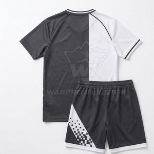 Uniforme de badminton professionnel en polyester, design respirant et léger pour hommes, offrant confort, flexibilité et liberté de mouvement - Product Image 2