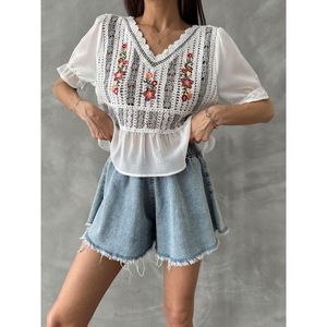 Blusa Bordada Color Gris Crema Topshow para Mujer - Blusa Elegante de Encaje y Mezcla de Algodón y Poliéster con Costuras Delicadas - Product Image 4
