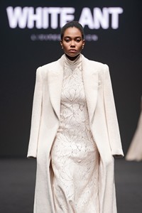 En stock manteau d'hiver pour femmes à manches longues manteau long en alpaga de qualité supérieure en tissu vêtements pour femmes grossiste en blanc - Product Image 3