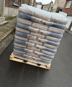 Compre pellets de madera de pino de combustión limpia en bolsas de 15 kg Combustible de calidad europea premium listo para exportación inmediata y entrega global - Product Image 2