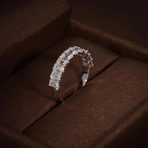 Anillo de Media Eternidad con Diamantes de Corte Esmeralda, Diamantes Cultivados en Laboratorio, Banda de Media Eternidad, 2.16 CTW, F VVS1 VVS2, Diamantes Certificados, Diseño Moderno - Product Image 2