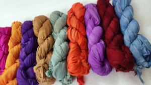 Rubans de soie sari teints sur mesure de qualité supérieure en écheveaux de poids de 100 grammes fabriqués à partir de tissu sari recyclé idéal pour la revente - Product Image 2