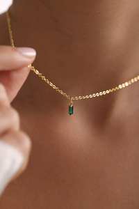 Collier miniature baguette émeraude pierre de naissance en argent sterling 925 plaqué or 14 carats, cadeau pour elle - Product Image 6