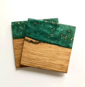 Sous-verres en résine élégants et fonctionnels de Crescent Crafts Design classique en noyer offrant durabilité élégance et dynamisme - Product Image 1