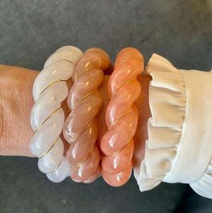 Brazalete de Resina Minimalista y Elegante para Mujer, Joyería de Diseño Hecha a Mano, Artículo de Regalo, Brazalete de Resina - Product Image 3