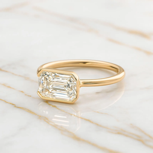 Bague de fiançailles en or massif 14 carats avec diamant de laboratoire de taille émeraude, 2,00 carats, taille est-ouest, sertie en bélière, certifiée IGI - Product Image 3