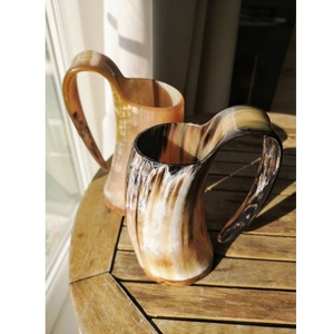 Auténtica Taza Vikinga de Cuerno de Búfalo Natural Hecha a Mano con Piedra de Ágata para Vino o Cerveza - Product Image 2