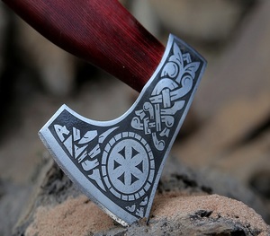 Hache en acier à haute teneur en carbone personnalisée faite à la main Hache de qualité industrielle Gaine en cuir fin Manche en bois gravé à l'acide Article tendance viral - Product Image 2