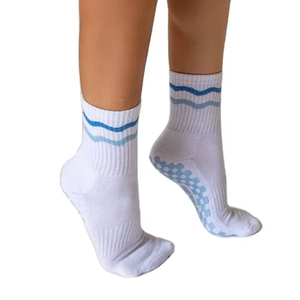 Logo personnalisé Grip Sport Crew Chaussettes Stripe Design Antidérapant Coton Yoga Pilates ODM Fabriqué au Vietnam JZVINA Usine - Product Image 1