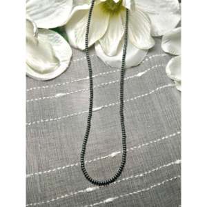 Collar Navajo Hecho a Mano en Plata de Ley con Perlas de Disco de 3mm, Joyería Cultural Coleccionable - Product Image 1