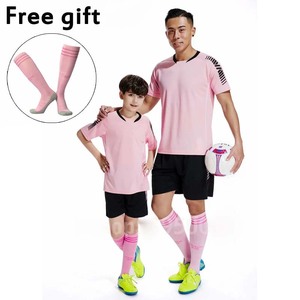 Conjuntos de uniformes de diseño personalizado de alta calidad para equipos deportivos Camisetas de fútbol personalizadas con pantalones cortos para equipos de fútbol - Product Image 3