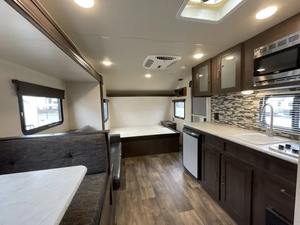 Caravana Mini RV Forest River Fsx 190SS 2018, Usada, en Buen Estado, 4x4, Ligera, Estilo Moderno, Cocina de Lujo, Capacidad para 4 Personas - Product Image 4