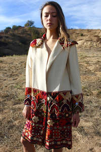 Superbe veste d'été brodée à la main 100 % coton, coupe trapèze, avec col châle, poignets, partie inférieure grande taille et détails miroir - Product Image 5