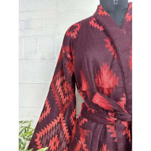 เสื้อคลุมกิโมโนผ้าวูลผสมขนจามรีสำหรับผู้หญิง ลายพิมพ์เพชรสีแดง สไตล์โรแมนติกอบอุ่นสำหรับฤดูหนาว พร้อมกระเป๋าเก๋ไก๋ นุ่มสบาย ผลิตตามแบบ ODM - Product Image 3