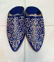 Babouches marocaines en cuir bleu marine faites à la main, mules plates orientales gravées de motifs floraux, à enfiler