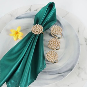Porte-anneau de serviette en perles blanches simples pour décor de table chic fêtes de mariage hôtel à manger touche minimaliste et élégante - Product Image 2