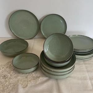 Plato de Cerámica Verde Musgo, Acabado Artesanal, Revestimiento de Esmalte Resistente, Ideal para Decoraciones de Mesa Rústicas y Modernas - Product Image 2