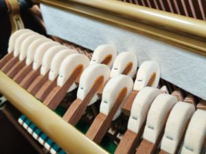 Piano vertical Kawai KL32BG superior, instrumento acústico Original japonés, estructura de madera maciza, perfecto para reventa y estudio - Product Image 3