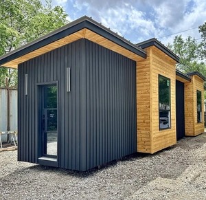 Casa Prefabricada Moderna y Contemporánea de 40x8 pies (320 pies cuadrados), 1 Recámara, 1 Baño, Madera y Metal - Product Image 1