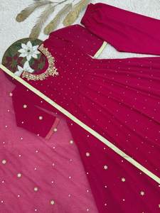 Achetez maintenant : Ensemble Saree et Blouse Traditionnel pour Fête d'Anniversaire, Look Épuré et Élégant, Design Intemporel, Disponible en Ligne sur les Plateformes Ethniques - Product Image 5