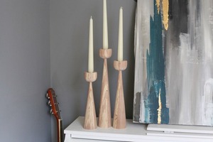 Support de bougie en bois minimaliste avec un design élégant, fait à la main et personnalisé, adapté aux espaces de vie modernes et contemporains - Product Image 4