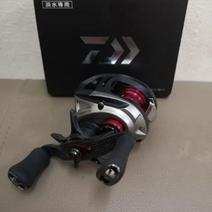 VENTAS GARANTIZADAS para el Carrete de Pesca Daiwa SV LIGHT LTD 8.1R-TN (MANIVELA DERECHA) - Product Image 1