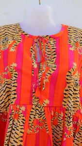 Robe mi-longue tigre à rayures orange avec col profond Mini robe imprimée bloc long de haute qualité avec fermeture à chaîne - Product Image 2