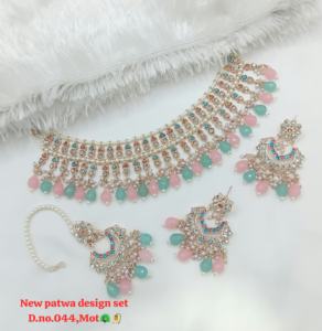 Parure de collier ras-du-cou tendance ethnique indienne pour mariage et fiançailles, ornée de pierres CZ et de perles, avec boucles d'oreilles et mangtika - Product Image 2