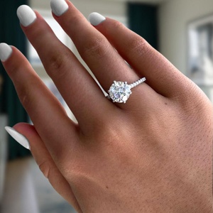 Anillo de Compromiso de Diamante Cultivado en Laboratorio con Corte Brillante, Chapado en Rodio y Oro Blanco para Mujer, con Diamantes Laterales, Certificado IGI, Clásico de Lujo - Product Image 2