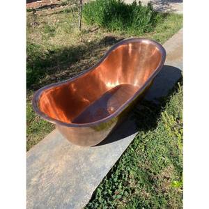 L'élégance d'une baignoire en cuivre ajoute un sentiment de rituel et de luxe au bain quotidien, magnifiquement conçue par KHOOSI OVERSEAS. - Product Image 6