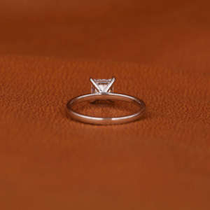 Bague de fiançailles personnalisable en or massif 14KT serti de lunette fine, diamant taille princesse cultivé en laboratoire, style tendance, certifiée IGI - Product Image 4