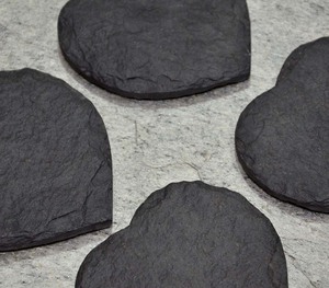 ชุดแผ่นรองแก้วหินชนวนธรรมชาติรูปหัวใจสี่ชิ้น สีดำ สำหรับวางเครื่องดื่ม ของขวัญวันวาเลนไทน์ วันครบรอบ งานแต่งงาน ของตกแต่งบ้านและบาร์ - Product Image 6